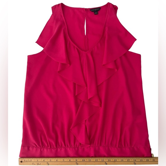BANANA REPUBLIC SLEEVELESS BLOUSE. FUCHSIA. RUFFLES.GOLD BUTTON DETAIL. Size L - Picture 14 of 16